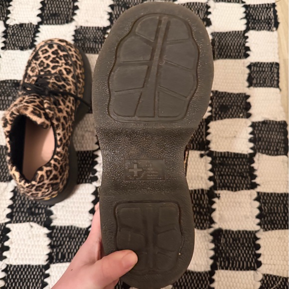 Dr Martens Women's Buzz 5-Eye Leopard Shoes - Picture 7 of 12